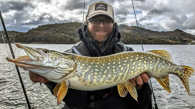 Pêcher le brochet en hiver : conseils pratiques et guide complet
