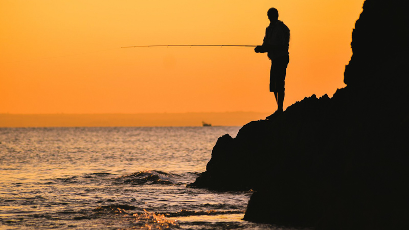 Quelle canne emmener en Grèce : rockfishing, eging et pêche du bord en mer Égée